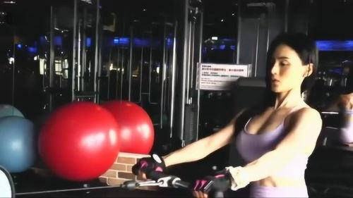 练太极的欧美姐姐视频,感受东方养生之韵