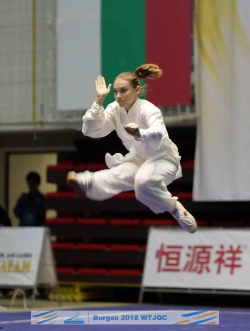 练太极的欧美姐姐视频,感受东方养生之韵