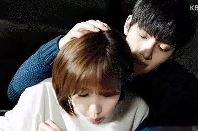 欧美摸头宠溺视频,甜蜜宠溺瞬间捕捉