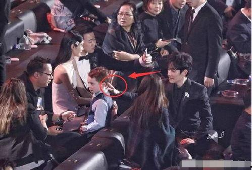 欧美摸头宠溺视频,甜蜜宠溺瞬间捕捉