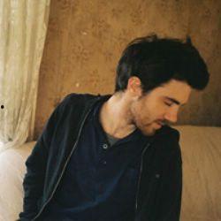 欧美帅哥雪地抽烟视频,演绎冬日风情