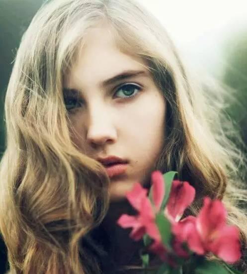 耍酷女孩欧美视频,潮流女孩的欧美酷炫生活揭秘