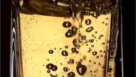 欧美倒酒视频在线观看,在线视频教学一网打尽