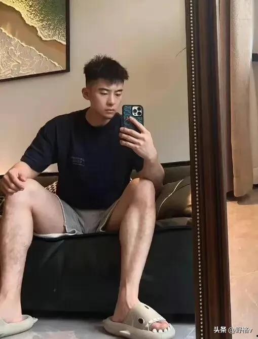 欧美老帅哥逛街自拍视频,展现不老传奇风采