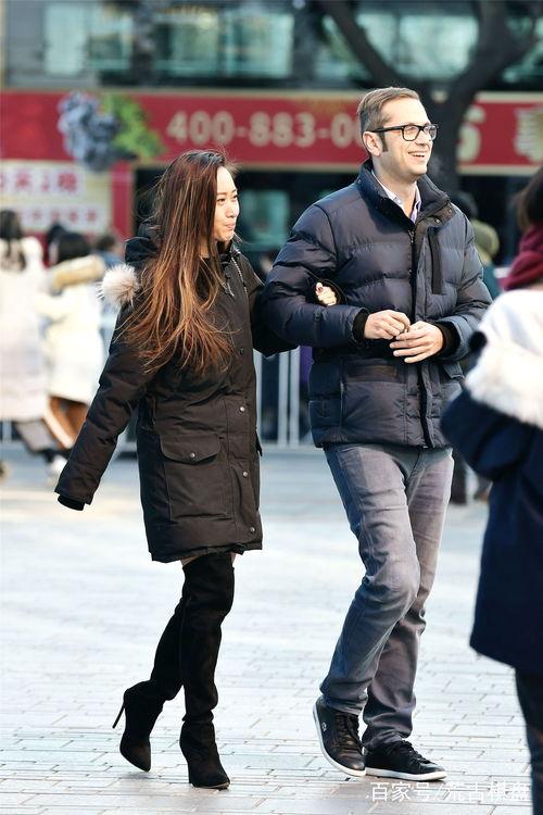 欧美老帅哥逛街自拍视频,展现不老传奇风采