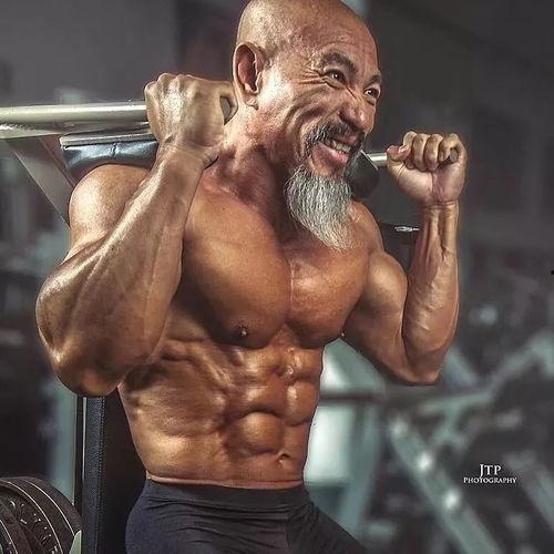 欧美农场肌肉大叔视频,欧美农场肌肉大叔的日常生活揭秘