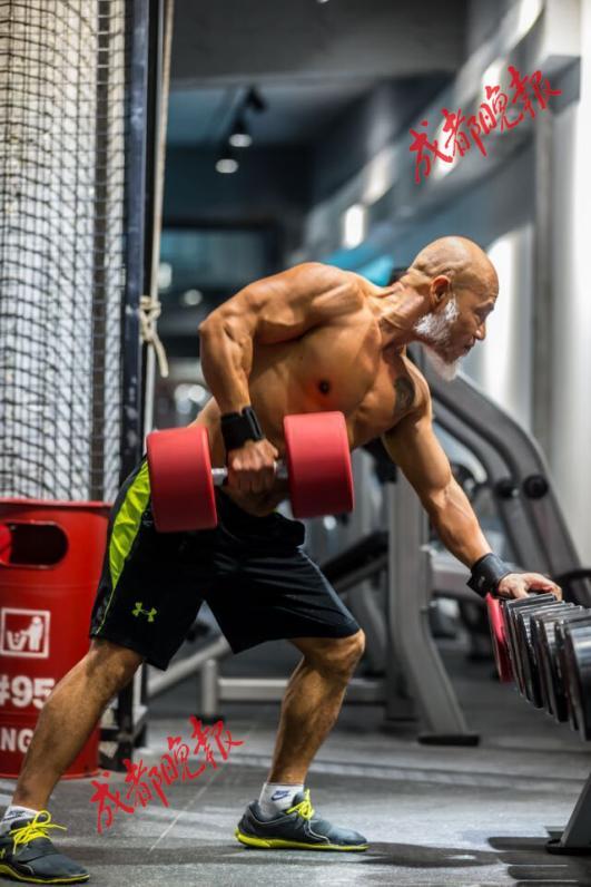 欧美农场肌肉大叔视频,欧美农场肌肉大叔的日常生活揭秘